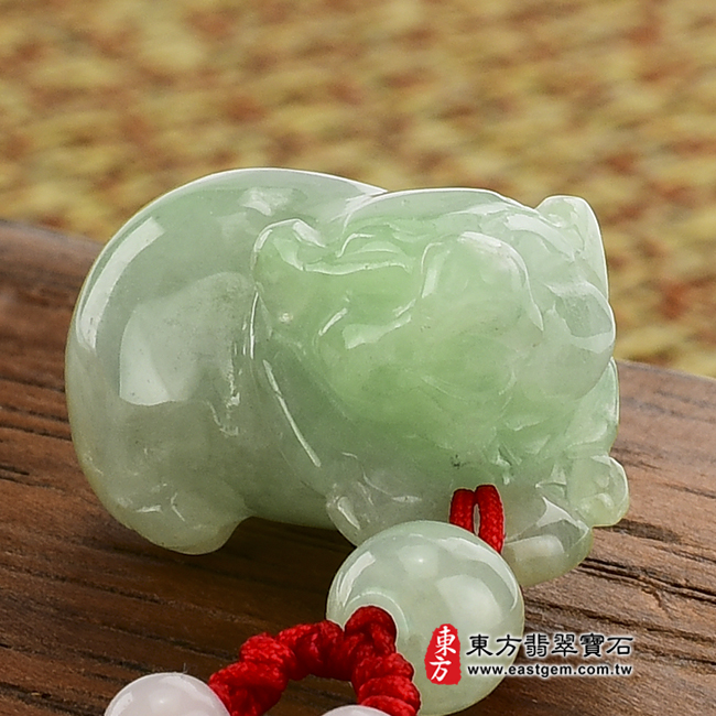 豬事如意正臉照片翡翠豬項鍊玉珮(豬事如意:豬牌A貨翡翠豬玉珮、緬甸玉豬玉墜、豬十二生肖項鍊)。淡綠細豆種豬,PG003。客製化訂做各種翡翠豬吊墜玉珮項鍊。★附A貨翡翠雙證書 豬事如意正臉照片翡翠豬項鍊玉珮(豬事如意:豬牌A貨翡翠豬玉珮、緬甸玉豬玉墜、豬十二生肖項鍊)。淡綠細豆種豬,PG003。客製化訂做各種翡翠豬吊墜玉珮項鍊。★附A貨翡翠雙證書