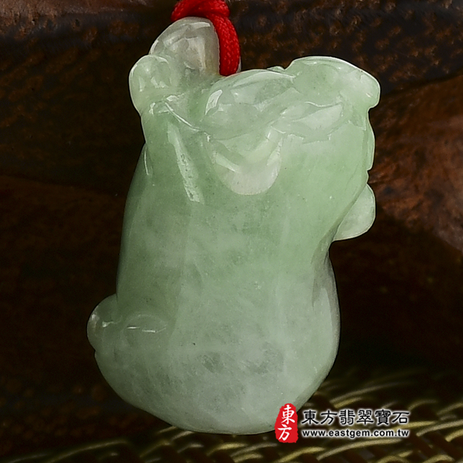 豬事如意站立照片翡翠豬項鍊玉珮(豬事如意:豬牌A貨翡翠豬玉珮、緬甸玉豬玉墜、豬十二生肖項鍊)。淡綠細豆種豬,PG003。客製化訂做各種翡翠豬吊墜玉珮項鍊。★附A貨翡翠雙證書 豬事如意站立照片翡翠豬項鍊玉珮(豬事如意:豬牌A貨翡翠豬玉珮、緬甸玉豬玉墜、豬十二生肖項鍊)。淡綠細豆種豬,PG003。客製化訂做各種翡翠豬吊墜玉珮項鍊。★附A貨翡翠雙證書