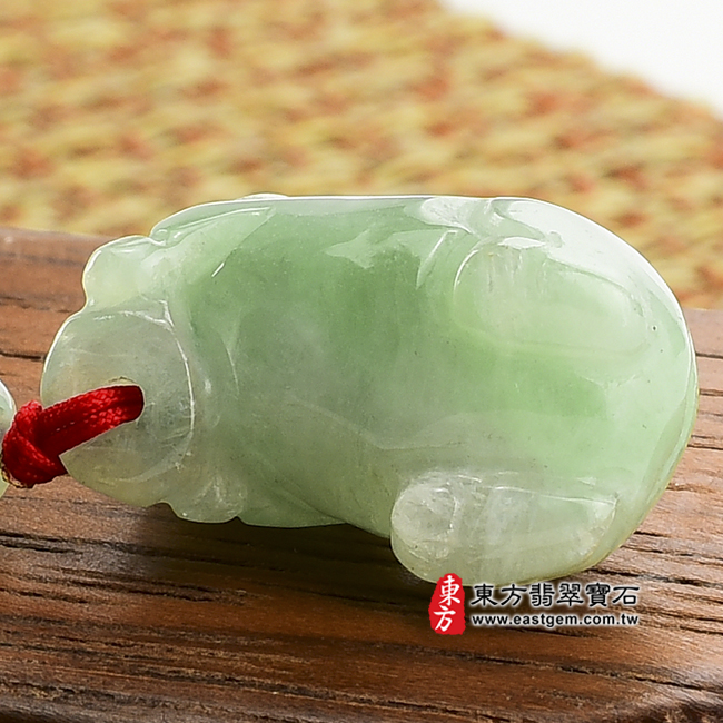 豬事如意底部照片翡翠豬項鍊玉珮(豬事如意:豬牌A貨翡翠豬玉珮、緬甸玉豬玉墜、豬十二生肖項鍊)。淡綠細豆種豬,PG003。客製化訂做各種翡翠豬吊墜玉珮項鍊。★附A貨翡翠雙證書 豬事如意底部照片翡翠豬項鍊玉珮(豬事如意:豬牌A貨翡翠豬玉珮、緬甸玉豬玉墜、豬十二生肖項鍊)。淡綠細豆種豬,PG003。客製化訂做各種翡翠豬吊墜玉珮項鍊。★附A貨翡翠雙證書