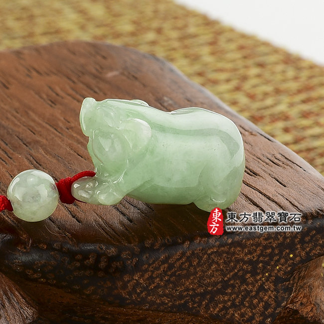 豬事如意情境照片翡翠豬項鍊玉珮(豬事如意:豬牌A貨翡翠豬玉珮、緬甸玉豬玉墜、豬十二生肖項鍊)。淡綠細豆種豬,PG003。客製化訂做各種翡翠豬吊墜玉珮項鍊。★附A貨翡翠雙證書 豬事如意情境照片翡翠豬項鍊玉珮(豬事如意:豬牌A貨翡翠豬玉珮、緬甸玉豬玉墜、豬十二生肖項鍊)。淡綠細豆種豬,PG003。客製化訂做各種翡翠豬吊墜玉珮項鍊。★附A貨翡翠雙證書