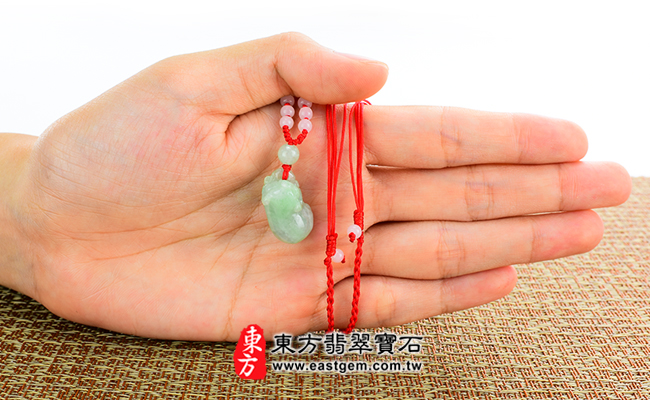 豬事如意大小示意照片翡翠豬項鍊玉珮(豬事如意:豬牌A貨翡翠豬玉珮、緬甸玉豬玉墜、豬十二生肖項鍊)。淡綠細豆種豬,PG003。客製化訂做各種翡翠豬吊墜玉珮項鍊。★附A貨翡翠雙證書 豬事如意大小示意照片翡翠豬項鍊玉珮(豬事如意:豬牌A貨翡翠豬玉珮、緬甸玉豬玉墜、豬十二生肖項鍊)。淡綠細豆種豬,PG003。客製化訂做各種翡翠豬吊墜玉珮項鍊。★附A貨翡翠雙證書