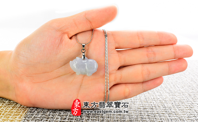 豬事如意 大小示意照片 (已出售勿下標,可訂做)翡翠豬項鍊玉珮(豬事如意:豬牌A貨翡翠豬玉珮、緬甸玉豬玉墜、豬十二生肖項鍊)。淡紫羅蘭糯種豬,PG004。客製化訂做各種翡翠豬吊墜玉珮項鍊。★附A貨翡翠雙證書 豬事如意 大小示意照片 (已出售勿下標,可訂做)翡翠豬項鍊玉珮(豬事如意:豬牌A貨翡翠豬玉珮、緬甸玉豬玉墜、豬十二生肖項鍊)。淡紫羅蘭糯種豬,PG004。客製化訂做各種翡翠豬吊墜玉珮項鍊。★附A貨翡翠雙證書