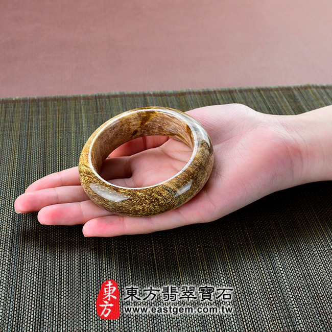木化石天然手鐲大小示意圖照片 木化石手鐲、樹化玉手鐲。(淺咖啡色,圓鐲18,WO009)。客製化訂做各種木化石手鐲、樹化玉手鐲。★附東方翡翠寶石雙證書 木化石天然手鐲大小示意圖照片 木化石手鐲、樹化玉手鐲。(淺咖啡色,圓鐲18,WO009)。客製化訂做各種木化石手鐲、樹化玉手鐲。★附東方翡翠寶石雙證書
