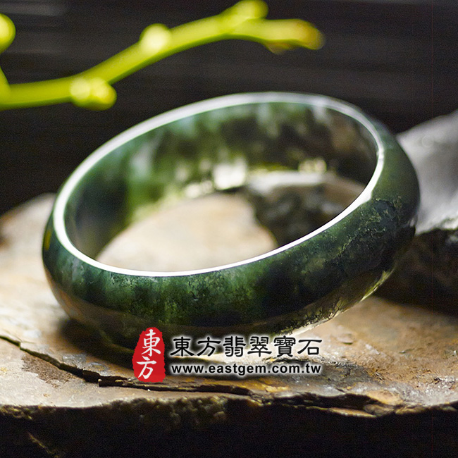 水草玉手鐲左側照片 水草玉手鐲、水草瑪瑙手鐲。(墨綠色,圓鐲18.5,GR014)。客製化訂做各種水草玉手鐲、水草瑪瑙手鐲。★附東方翡翠寶石雙證書 水草玉手鐲左側照片 水草玉手鐲、水草瑪瑙手鐲。(墨綠色,圓鐲18.5,GR014)。客製化訂做各種水草玉手鐲、水草瑪瑙手鐲。★附東方翡翠寶石雙證書