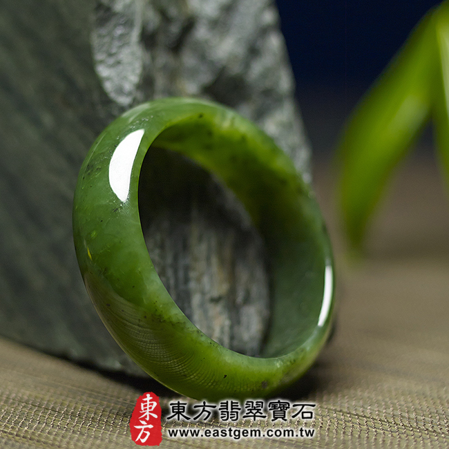 和田碧玉天然手鐲玉鐲 左側照片 碧玉手鐲、俄羅斯碧玉手鐲。(綠色,和田玉手鐲玉鐲,和闐玉手鐲玉鐲,些微透光,圓鐲18.5,RA007)。客製化訂做各種碧玉手鐲,和田玉鐲。★附和田玉雙證書 和田碧玉天然手鐲玉鐲 左側照片 碧玉手鐲、俄羅斯碧玉手鐲。(綠色,和田玉手鐲玉鐲,和闐玉手鐲玉鐲,些微透光,圓鐲18.5,RA007)。客製化訂做各種碧玉手鐲,和田玉鐲。★附和田玉雙證書