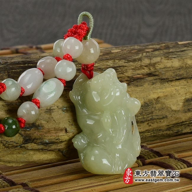 翡翠貔貅項鍊右側照片 翡翠貔貅項鍊玉珮(招財貔貅:貔貅牌A貨翡翠貔貅玉珮、緬甸玉貔貅玉墜)。綠色豆糯種貔貅,PF241。客製化訂做各種翡翠貔貅吊墜玉珮項鍊。★附A貨翡翠雙證書 翡翠貔貅項鍊右側照片 翡翠貔貅項鍊玉珮(招財貔貅:貔貅牌A貨翡翠貔貅玉珮、緬甸玉貔貅玉墜)。綠色豆糯種貔貅,PF241。客製化訂做各種翡翠貔貅吊墜玉珮項鍊。★附A貨翡翠雙證書