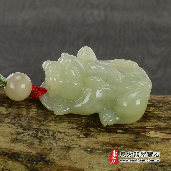 翡翠貔貅項鍊左側照片 翡翠貔貅項鍊玉珮(招財貔貅:貔貅牌A貨翡翠貔貅玉珮、緬甸玉貔貅玉墜)。綠色豆糯種貔貅,PF241。客製化訂做各種翡翠貔貅吊墜玉珮項鍊。★附A貨翡翠雙證書 翡翠貔貅項鍊左側照片 翡翠貔貅項鍊玉珮(招財貔貅:貔貅牌A貨翡翠貔貅玉珮、緬甸玉貔貅玉墜)。綠色豆糯種貔貅,PF241。客製化訂做各種翡翠貔貅吊墜玉珮項鍊。★附A貨翡翠雙證書