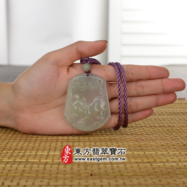 豬項鍊玉珮大小示意圖照片   翡翠豬項鍊玉珮(豬事如意:豬牌A貨翡翠豬玉珮、緬甸玉豬玉墜、豬十二生肖項鍊)。淡綠糯種豬,PG016。客製化訂做各種翡翠豬吊墜玉珮項鍊。★附A貨翡翠雙證書.jpg 豬項鍊玉珮大小示意圖照片   翡翠豬項鍊玉珮(豬事如意:豬牌A貨翡翠豬玉珮、緬甸玉豬玉墜、豬十二生肖項鍊)。淡綠糯種豬,PG016。客製化訂做各種翡翠豬吊墜玉珮項鍊。★附A貨翡翠雙證書.jpg