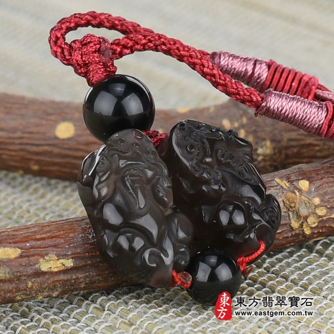 貔貅項鍊玉珮左側照片 黑曜石貔貅項鍊玉珮(招財貔貅:貔貅牌黑曜石貔貅玉珮、黑曜石貔貅玉墜)。冰種黑曜石貔貅,PF465。客製化訂做各種黑曜石貔貅吊墜玉珮項鍊。★東方翡翠寶石保證卡 貔貅項鍊玉珮左側照片 黑曜石貔貅項鍊玉珮(招財貔貅:貔貅牌黑曜石貔貅玉珮、黑曜石貔貅玉墜)。冰種黑曜石貔貅,PF465。客製化訂做各種黑曜石貔貅吊墜玉珮項鍊。★東方翡翠寶石保證卡