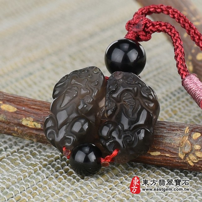 貔貅項鍊玉珮右側照片 黑曜石貔貅項鍊玉珮(招財貔貅:貔貅牌黑曜石貔貅玉珮、黑曜石貔貅玉墜)。冰種黑曜石貔貅,PF465。客製化訂做各種黑曜石貔貅吊墜玉珮項鍊。★東方翡翠寶石保證卡 貔貅項鍊玉珮右側照片 黑曜石貔貅項鍊玉珮(招財貔貅:貔貅牌黑曜石貔貅玉珮、黑曜石貔貅玉墜)。冰種黑曜石貔貅,PF465。客製化訂做各種黑曜石貔貅吊墜玉珮項鍊。★東方翡翠寶石保證卡