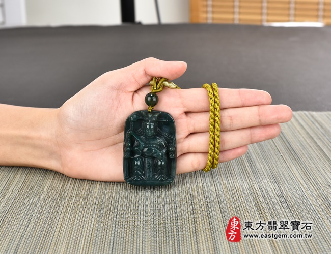 水草玉地母娘娘項鍊玉珮大小示意照片 水草玉地母娘娘項鍊玉珮(地母元君:地母娘娘牌水草玉地母娘娘玉珮、水草玉地母娘娘玉墜)。紅帶黃綠水草玉地母娘娘,QN026。客製化訂做水草玉地母娘娘吊墜玉珮項鍊。★附東方翡翠寶石保證卡 水草玉地母娘娘項鍊玉珮大小示意照片 水草玉地母娘娘項鍊玉珮(地母元君:地母娘娘牌水草玉地母娘娘玉珮、水草玉地母娘娘玉墜)。紅帶黃綠水草玉地母娘娘,QN026。客製化訂做水草玉地母娘娘吊墜玉珮項鍊。★附東方翡翠寶石保證卡