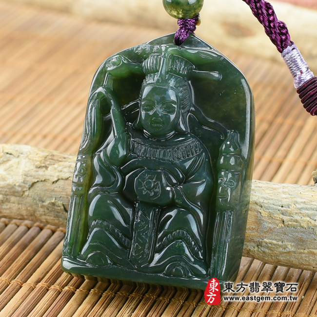 水草玉地母娘娘項鍊玉珮右側照片 水草玉地母娘娘項鍊玉珮(地母元君:地母娘娘牌水草玉地母娘娘玉珮、水草玉地母娘娘玉墜)。綠色水草玉地母娘娘,QN034。客製化訂做水草玉地母娘娘吊墜玉珮項鍊。★附東方翡翠寶石保證卡 水草玉地母娘娘項鍊玉珮右側照片 水草玉地母娘娘項鍊玉珮(地母元君:地母娘娘牌水草玉地母娘娘玉珮、水草玉地母娘娘玉墜)。綠色水草玉地母娘娘,QN034。客製化訂做水草玉地母娘娘吊墜玉珮項鍊。★附東方翡翠寶石保證卡