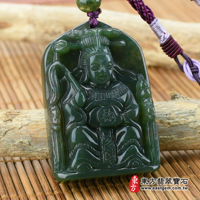 水草玉地母娘娘項鍊玉珮左側照片 水草玉地母娘娘項鍊玉珮(地母元君:地母娘娘牌水草玉地母娘娘玉珮、水草玉地母娘娘玉墜)。綠色水草玉地母娘娘,QN034。客製化訂做水草玉地母娘娘吊墜玉珮項鍊。★附東方翡翠寶石保證卡 水草玉地母娘娘項鍊玉珮左側照片 水草玉地母娘娘項鍊玉珮(地母元君:地母娘娘牌水草玉地母娘娘玉珮、水草玉地母娘娘玉墜)。綠色水草玉地母娘娘,QN034。客製化訂做水草玉地母娘娘吊墜玉珮項鍊。★附東方翡翠寶石保證卡
