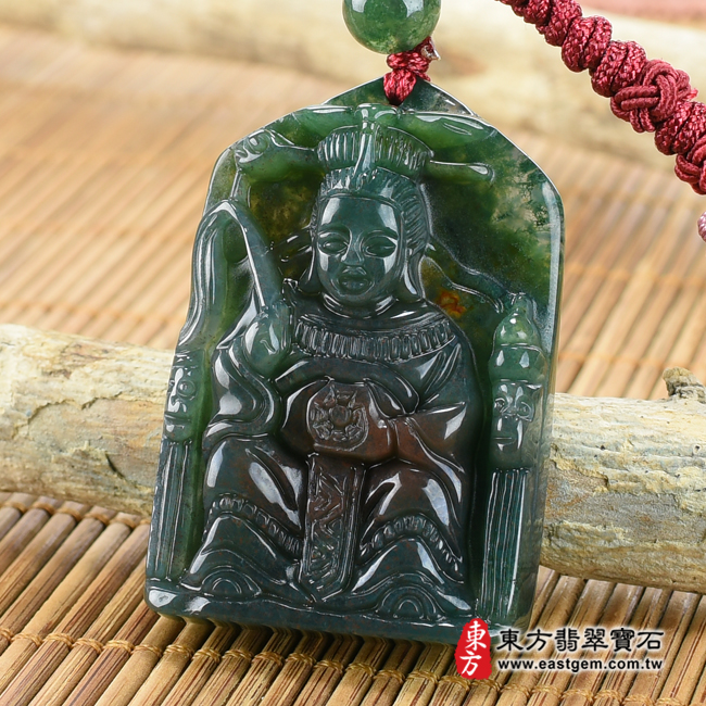 水草玉地母娘娘項鍊玉珮右側照片 水草玉地母娘娘項鍊玉珮(地母元君:地母娘娘牌水草玉地母娘娘玉珮、水草玉地母娘娘玉墜)。綠帶紅水草玉地母娘娘,QN035。客製化訂做水草玉地母娘娘吊墜玉珮項鍊。★附東方翡翠寶石保證卡 水草玉地母娘娘項鍊玉珮右側照片 水草玉地母娘娘項鍊玉珮(地母元君:地母娘娘牌水草玉地母娘娘玉珮、水草玉地母娘娘玉墜)。綠帶紅水草玉地母娘娘,QN035。客製化訂做水草玉地母娘娘吊墜玉珮項鍊。★附東方翡翠寶石保證卡