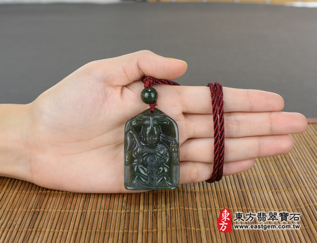 水草玉地母娘娘項鍊玉珮大小示意照片 水草玉地母娘娘項鍊玉珮(地母元君:地母娘娘牌水草玉地母娘娘玉珮、水草玉地母娘娘玉墜)。綠水草玉地母娘娘,QN036。客製化訂做水草玉地母娘娘吊墜玉珮項鍊。★附東方翡翠寶石保證卡 水草玉地母娘娘項鍊玉珮大小示意照片 水草玉地母娘娘項鍊玉珮(地母元君:地母娘娘牌水草玉地母娘娘玉珮、水草玉地母娘娘玉墜)。綠水草玉地母娘娘,QN036。客製化訂做水草玉地母娘娘吊墜玉珮項鍊。★附東方翡翠寶石保證卡