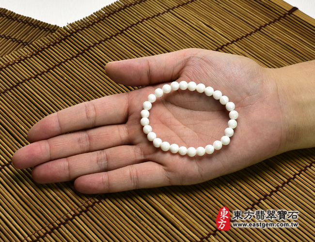 白硨磲手鍊大小示意照片 白硨磲手鍊（白硨磲珠子，珠徑約6mm，28顆珠，WCG066）。客製化設計各種白硨磲珠串、白硨磲珠子、白硨磲手鍊、白硨磲手珠。★附東方翡翠寶石保證卡