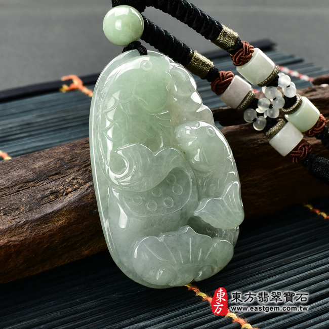 翡翠魚項鍊玉珮左側照片 翡翠魚項鍊玉珮(如魚得水:魚牌A貨翡翠魚玉珮、緬甸玉魚玉墜)。淡綠色糯種魚,FI083。客製化訂做各種翡翠魚吊墜玉珮項鍊。★附A貨翡翠雙證書 翡翠魚項鍊玉珮左側照片 翡翠魚項鍊玉珮(如魚得水:魚牌A貨翡翠魚玉珮、緬甸玉魚玉墜)。淡綠色糯種魚,FI083。客製化訂做各種翡翠魚吊墜玉珮項鍊。★附A貨翡翠雙證書