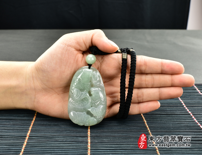 翡翠魚項鍊玉珮大小示意照片 翡翠魚項鍊玉珮(如魚得水:魚牌A貨翡翠魚玉珮、緬甸玉魚玉墜)。淡綠色糯種魚,FI083。客製化訂做各種翡翠魚吊墜玉珮項鍊。★附A貨翡翠雙證書 翡翠魚項鍊玉珮大小示意照片 翡翠魚項鍊玉珮(如魚得水:魚牌A貨翡翠魚玉珮、緬甸玉魚玉墜)。淡綠色糯種魚,FI083。客製化訂做各種翡翠魚吊墜玉珮項鍊。★附A貨翡翠雙證書