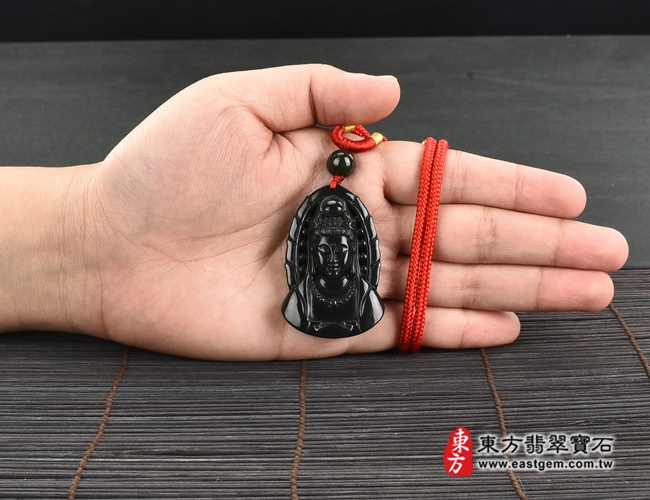 和田青玉觀音項鍊玉珮大小示意照片 和田青玉觀音項鍊玉珮(觀世音菩薩、寶瓶觀音:觀音牌和田青玉觀音玉珮、和闐青玉觀音玉墜)。天然和田青玉和闐青玉觀音,GY1135。客製化訂做各種和田青玉和闐青玉觀音吊墜玉珮項鍊。★附東方翡翠寶石保證卡 和田青玉觀音項鍊玉珮大小示意照片 和田青玉觀音項鍊玉珮(觀世音菩薩、寶瓶觀音:觀音牌和田青玉觀音玉珮、和闐青玉觀音玉墜)。天然和田青玉和闐青玉觀音,GY1135。客製化訂做各種和田青玉和闐青玉觀音吊墜玉珮項鍊。★附東方翡翠寶石保證卡