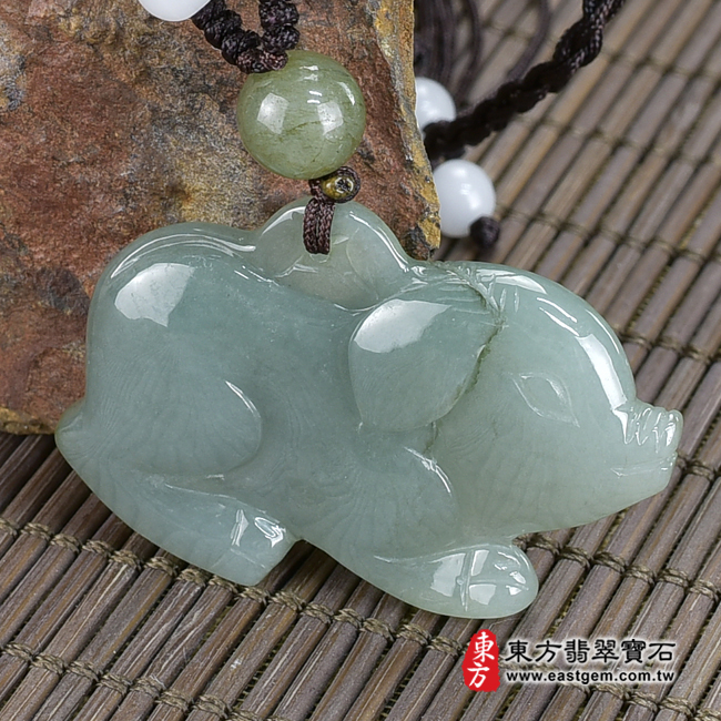 翡翠豬項鍊玉珮(豬事如意:豬牌A貨翡翠豬玉珮、緬甸玉豬玉墜、豬十二生肖項鍊)。淺綠色糯種豬,PG029。客製化訂做各種翡翠豬吊墜玉珮項鍊。★附A貨翡翠雙證書 翡翠豬項鍊玉珮(豬事如意:豬牌A貨翡翠豬玉珮、緬甸玉豬玉墜、豬十二生肖項鍊)。淺綠色糯種豬,PG029。客製化訂做各種翡翠豬吊墜玉珮項鍊。★附A貨翡翠雙證書