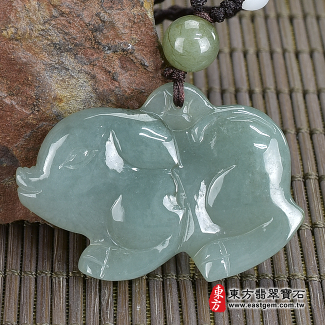 翡翠豬項鍊玉珮(豬事如意:豬牌A貨翡翠豬玉珮、緬甸玉豬玉墜、豬十二生肖項鍊)。淺綠色糯種豬,PG029。客製化訂做各種翡翠豬吊墜玉珮項鍊。★附A貨翡翠雙證書 翡翠豬項鍊玉珮(豬事如意:豬牌A貨翡翠豬玉珮、緬甸玉豬玉墜、豬十二生肖項鍊)。淺綠色糯種豬,PG029。客製化訂做各種翡翠豬吊墜玉珮項鍊。★附A貨翡翠雙證書