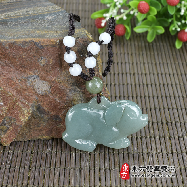 翡翠豬項鍊玉珮(豬事如意:豬牌A貨翡翠豬玉珮、緬甸玉豬玉墜、豬十二生肖項鍊)。淺綠色糯種豬,PG029。客製化訂做各種翡翠豬吊墜玉珮項鍊。★附A貨翡翠雙證書 翡翠豬項鍊玉珮(豬事如意:豬牌A貨翡翠豬玉珮、緬甸玉豬玉墜、豬十二生肖項鍊)。淺綠色糯種豬,PG029。客製化訂做各種翡翠豬吊墜玉珮項鍊。★附A貨翡翠雙證書