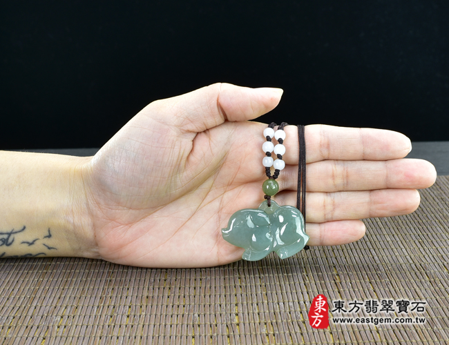 翡翠豬項鍊玉珮(豬事如意:豬牌A貨翡翠豬玉珮、緬甸玉豬玉墜、豬十二生肖項鍊)。淺綠色糯種豬,PG029。客製化訂做各種翡翠豬吊墜玉珮項鍊。★附A貨翡翠雙證書 翡翠豬項鍊玉珮(豬事如意:豬牌A貨翡翠豬玉珮、緬甸玉豬玉墜、豬十二生肖項鍊)。淺綠色糯種豬,PG029。客製化訂做各種翡翠豬吊墜玉珮項鍊。★附A貨翡翠雙證書
