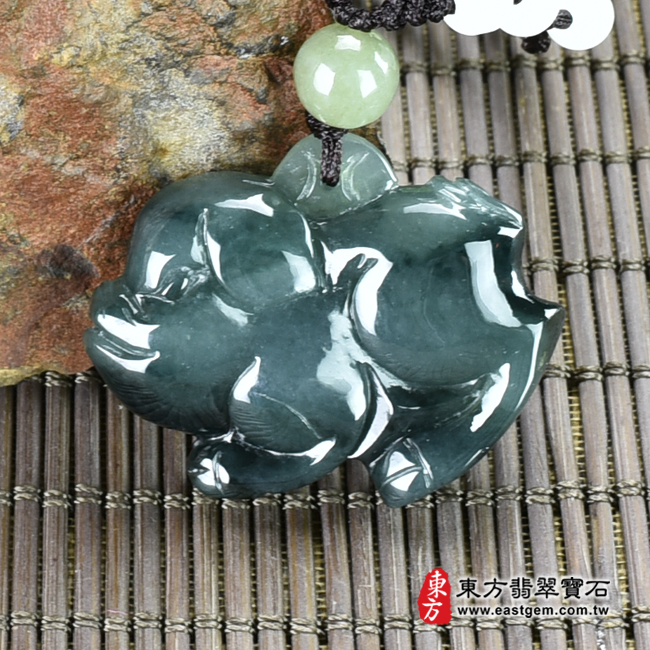 翡翠豬項鍊玉珮(豬事如意:豬牌A貨翡翠豬玉珮、緬甸玉豬玉墜、豬十二生肖項鍊)。綠色糯種豬,PG030。客製化訂做各種翡翠豬吊墜玉珮項鍊。★附A貨翡翠雙證書 翡翠豬項鍊玉珮(豬事如意:豬牌A貨翡翠豬玉珮、緬甸玉豬玉墜、豬十二生肖項鍊)。綠色糯種豬,PG030。客製化訂做各種翡翠豬吊墜玉珮項鍊。★附A貨翡翠雙證書