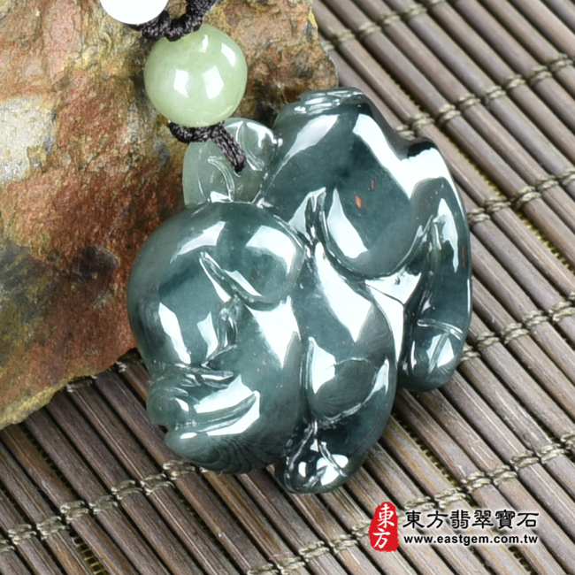 翡翠豬項鍊玉珮(豬事如意:豬牌A貨翡翠豬玉珮、緬甸玉豬玉墜、豬十二生肖項鍊)。綠色糯種豬,PG030。客製化訂做各種翡翠豬吊墜玉珮項鍊。★附A貨翡翠雙證書 翡翠豬項鍊玉珮(豬事如意:豬牌A貨翡翠豬玉珮、緬甸玉豬玉墜、豬十二生肖項鍊)。綠色糯種豬,PG030。客製化訂做各種翡翠豬吊墜玉珮項鍊。★附A貨翡翠雙證書