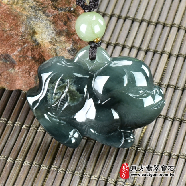 翡翠豬項鍊玉珮(豬事如意:豬牌A貨翡翠豬玉珮、緬甸玉豬玉墜、豬十二生肖項鍊)。綠色糯種豬,PG030。客製化訂做各種翡翠豬吊墜玉珮項鍊。★附A貨翡翠雙證書 翡翠豬項鍊玉珮(豬事如意:豬牌A貨翡翠豬玉珮、緬甸玉豬玉墜、豬十二生肖項鍊)。綠色糯種豬,PG030。客製化訂做各種翡翠豬吊墜玉珮項鍊。★附A貨翡翠雙證書