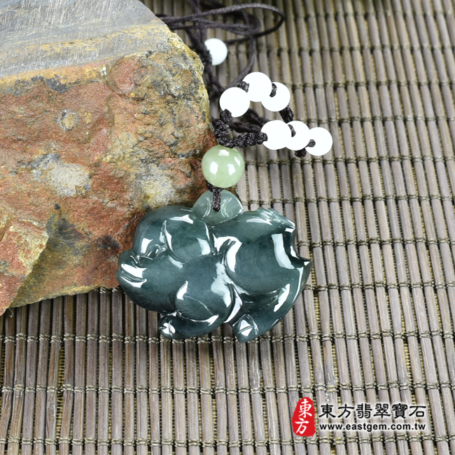 翡翠豬項鍊玉珮(豬事如意:豬牌A貨翡翠豬玉珮、緬甸玉豬玉墜、豬十二生肖項鍊)。綠色糯種豬,PG030。客製化訂做各種翡翠豬吊墜玉珮項鍊。★附A貨翡翠雙證書 翡翠豬項鍊玉珮(豬事如意:豬牌A貨翡翠豬玉珮、緬甸玉豬玉墜、豬十二生肖項鍊)。綠色糯種豬,PG030。客製化訂做各種翡翠豬吊墜玉珮項鍊。★附A貨翡翠雙證書