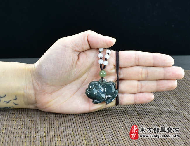 翡翠豬項鍊玉珮(豬事如意:豬牌A貨翡翠豬玉珮、緬甸玉豬玉墜、豬十二生肖項鍊)。綠色糯種豬,PG030。客製化訂做各種翡翠豬吊墜玉珮項鍊。★附A貨翡翠雙證書 翡翠豬項鍊玉珮(豬事如意:豬牌A貨翡翠豬玉珮、緬甸玉豬玉墜、豬十二生肖項鍊)。綠色糯種豬,PG030。客製化訂做各種翡翠豬吊墜玉珮項鍊。★附A貨翡翠雙證書