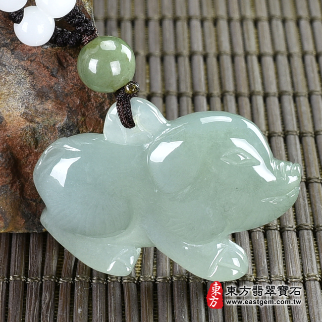 翡翠豬項鍊玉珮(豬事如意:豬牌A貨翡翠豬玉珮、緬甸玉豬玉墜、豬十二生肖項鍊)。淺綠色糯種豬,PG031。客製化訂做各種翡翠豬吊墜玉珮項鍊。★附A貨翡翠雙證書 翡翠豬項鍊玉珮(豬事如意:豬牌A貨翡翠豬玉珮、緬甸玉豬玉墜、豬十二生肖項鍊)。淺綠色糯種豬,PG031。客製化訂做各種翡翠豬吊墜玉珮項鍊。★附A貨翡翠雙證書