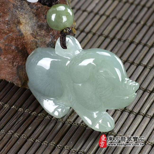 翡翠豬項鍊玉珮(豬事如意:豬牌A貨翡翠豬玉珮、緬甸玉豬玉墜、豬十二生肖項鍊)。淺綠色糯種豬,PG031。客製化訂做各種翡翠豬吊墜玉珮項鍊。★附A貨翡翠雙證書 翡翠豬項鍊玉珮(豬事如意:豬牌A貨翡翠豬玉珮、緬甸玉豬玉墜、豬十二生肖項鍊)。淺綠色糯種豬,PG031。客製化訂做各種翡翠豬吊墜玉珮項鍊。★附A貨翡翠雙證書