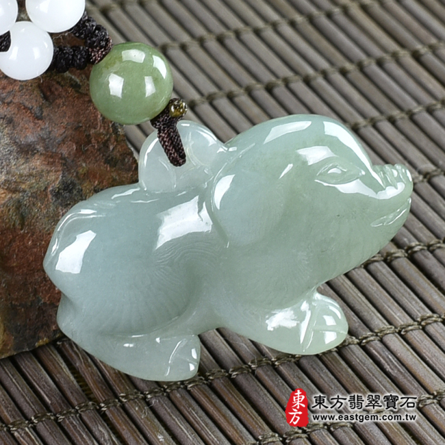 翡翠豬項鍊玉珮(豬事如意:豬牌A貨翡翠豬玉珮、緬甸玉豬玉墜、豬十二生肖項鍊)。淺綠色糯種豬,PG031。客製化訂做各種翡翠豬吊墜玉珮項鍊。★附A貨翡翠雙證書 翡翠豬項鍊玉珮(豬事如意:豬牌A貨翡翠豬玉珮、緬甸玉豬玉墜、豬十二生肖項鍊)。淺綠色糯種豬,PG031。客製化訂做各種翡翠豬吊墜玉珮項鍊。★附A貨翡翠雙證書