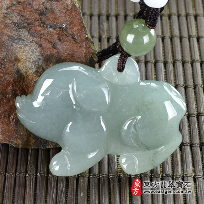翡翠豬項鍊玉珮(豬事如意:豬牌A貨翡翠豬玉珮、緬甸玉豬玉墜、豬十二生肖項鍊)。淺綠色糯種豬,PG031。客製化訂做各種翡翠豬吊墜玉珮項鍊。★附A貨翡翠雙證書 翡翠豬項鍊玉珮(豬事如意:豬牌A貨翡翠豬玉珮、緬甸玉豬玉墜、豬十二生肖項鍊)。淺綠色糯種豬,PG031。客製化訂做各種翡翠豬吊墜玉珮項鍊。★附A貨翡翠雙證書