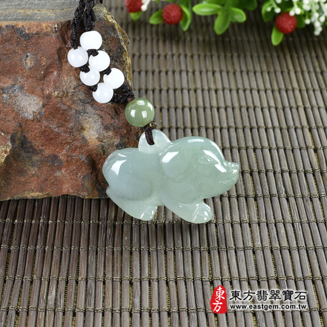 翡翠豬項鍊玉珮(豬事如意:豬牌A貨翡翠豬玉珮、緬甸玉豬玉墜、豬十二生肖項鍊)。淺綠色糯種豬,PG031。客製化訂做各種翡翠豬吊墜玉珮項鍊。★附A貨翡翠雙證書 翡翠豬項鍊玉珮(豬事如意:豬牌A貨翡翠豬玉珮、緬甸玉豬玉墜、豬十二生肖項鍊)。淺綠色糯種豬,PG031。客製化訂做各種翡翠豬吊墜玉珮項鍊。★附A貨翡翠雙證書