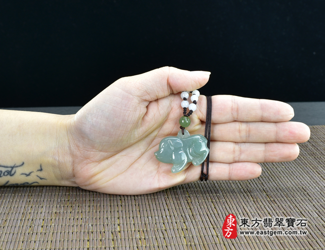 翡翠豬項鍊玉珮(豬事如意:豬牌A貨翡翠豬玉珮、緬甸玉豬玉墜、豬十二生肖項鍊)。淺綠色糯種豬,PG031。客製化訂做各種翡翠豬吊墜玉珮項鍊。★附A貨翡翠雙證書 翡翠豬項鍊玉珮(豬事如意:豬牌A貨翡翠豬玉珮、緬甸玉豬玉墜、豬十二生肖項鍊)。淺綠色糯種豬,PG031。客製化訂做各種翡翠豬吊墜玉珮項鍊。★附A貨翡翠雙證書